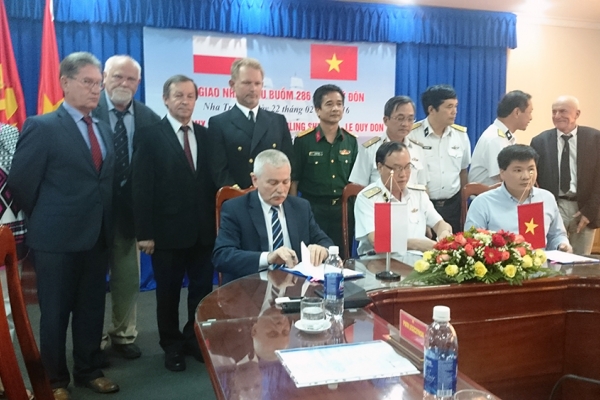 Uroczyste podpisanie ostatecznego przejęcia Le Quy Don