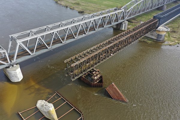 Zakończono skomplikowaną operację opuszczania przęsła Mostu Tczewskiego...