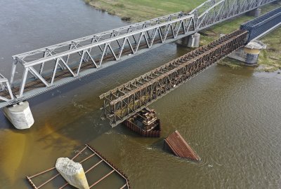 Zakończono skomplikowaną operację opuszczania przęsła Mostu Tczewskiego...