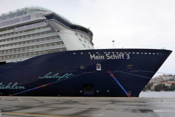Wycieczkowiec Mein Schiff 3 zderzył się z dwoma kontenerowcami