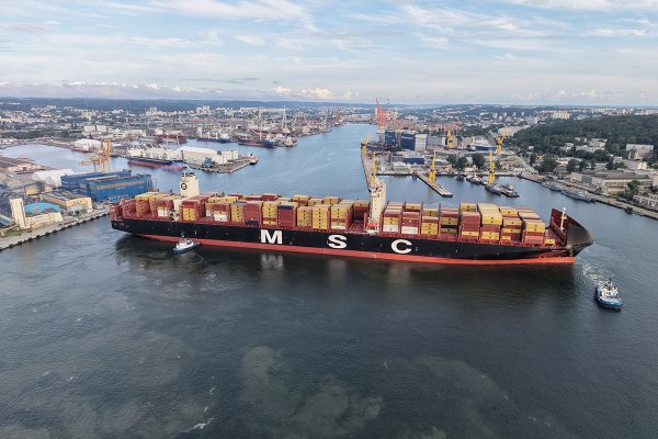 Port Gdynia po raz pierwszy przyjął kontenerowiec o długości blisko 400 ...