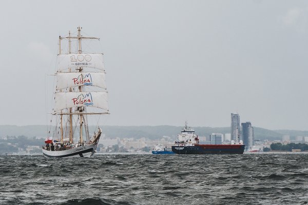 Pogoria wypłynęła w kolejny rejs pod żaglem 100-lecia Gdyni