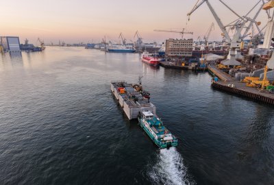 W Gdyni zwodowano pierwszą skrzynię dla falochronów Portu Zewnętrznego...