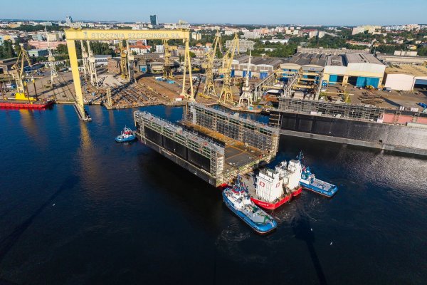 W Szczecnie zwodowano trzeci moduł 240-metrowego doku pływającego