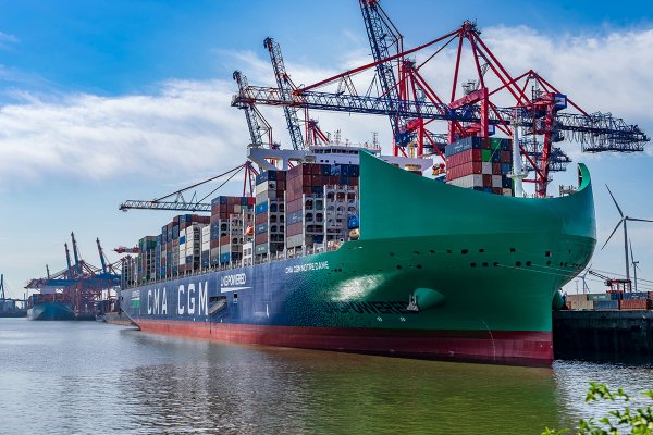 Pierwsze zawinięcie CMA CGM Notre Dame do portu w Hamburgu