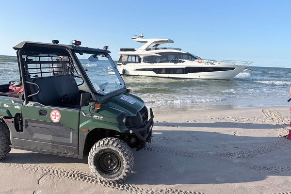 Ratownicy SAR ściągają motorowy jacht z mielizny w okolicy miejscowości ...