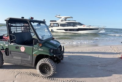 Ratownicy SAR ściągają motorowy jacht z mielizny w okolicy miejscowości ...