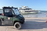 Ratownicy SAR ściągają motorowy jacht z mielizny w okolicy miejscowości ...