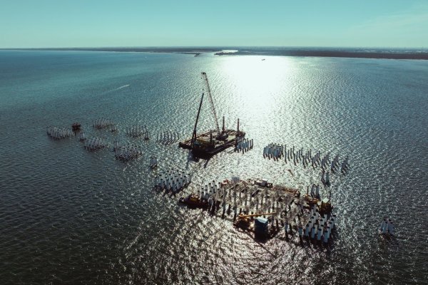 Palowanie pod nabrzeże pływającego terminala LNG w Gdańsku zakończone...