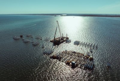 Palowanie pod nabrzeże pływającego terminala LNG w Gdańsku zakończone...