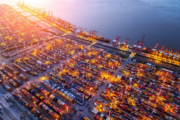 2,3 mln TEU poza rynkiem. Zatory portowe ograniczają realną podaż statkó...