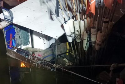 Kuter tonął w porcie Łeba. Do akcji ruszyli ratownicy SAR i straż pożarn...
