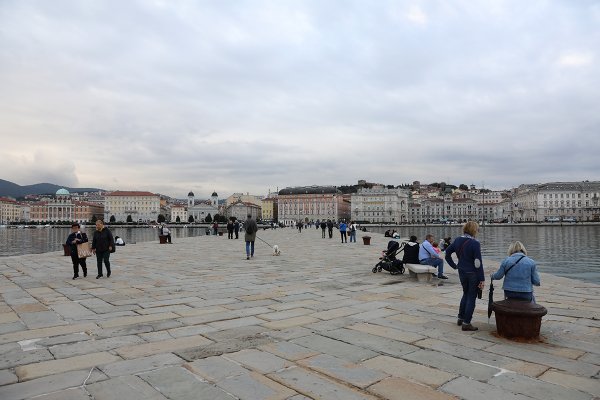 Rekordy frekwencji na plaży, gdzie kobiety i mężczyźni oddzieleni są murem