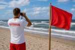 Zakaz kąpieli w morzu i jeziorach – sinice, bakterie, fale i prądy